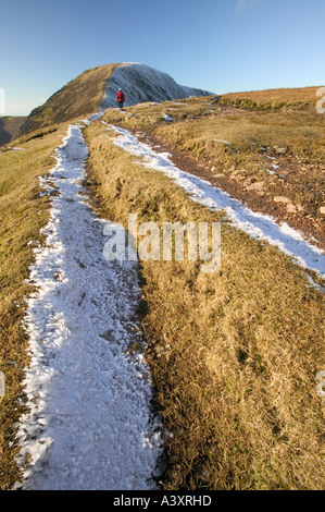 Frauen Walker auf einem Wanderweg bergauf Crag über Keswick, Lake District, Großbritannien Stockfoto