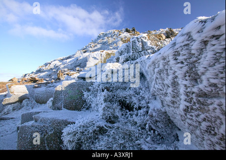 Hoare Frost auf Felsen auf einer Lakeland Gipfel, Lake District, Cumbria, UK Stockfoto