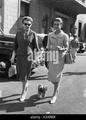 Hepburn, Audrey, 4.5.1929 - 20.1.1993, britische Schauspielerin, Ganzkörperansicht, mit ihrer Mutter Ella van Heemstra, (1900 – 1974), während der Wanderung Stockfoto