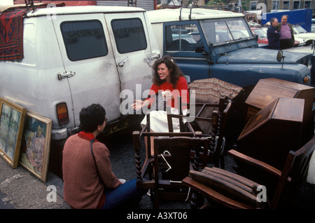 Golborne Road Notting Hill, London 1990 North End of Portobello Road Saturday Antiquitätenmarkt 1999 UK HOMER SYKES Stockfoto