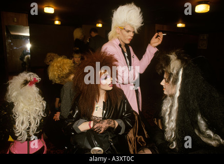 Der Jugendkult der Romantiker ähnelt der Punk-Bewegung Newcastle upon Tyne 1980er-Jahre Großbritannien. Neal Whitmore alias Neil X von der Band Sigue Sigue Sputnik mit Fans. Stockfoto