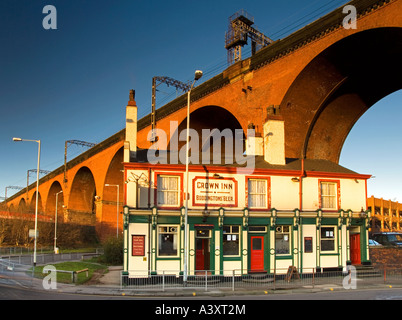 The Crown Inn unterhalb der Stockport Viaduct, Stockport, größere Manchester, England, UK Stockfoto