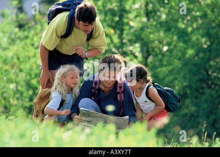 Touring Familie auf der Suche in einer Karte Stockfoto