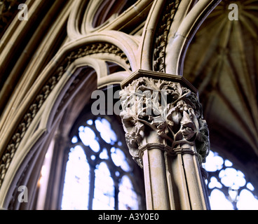 Kunstvoll geschnitzten Mauerwerk auf die Kapitelle der Säulen in Southwell Minster Kapitelsaal, Southwell, Nottinghamshire. Stockfoto