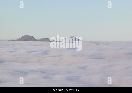 Großen Giebel Rsing über den Wolken eine Temperaturinversion aus roten Geröllhalden, Lake District, Cumbria, UK Stockfoto