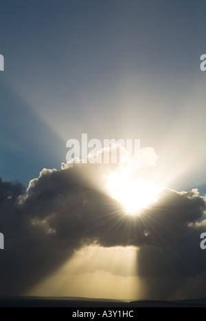 dh WOLKEN HINTERGRUND Schwarz grau Sturm Wolken mit Strahl Sonnenlicht von weißen Sonnenhimmel launisch Wolke Silber Lining Sonnenstrahl Rays uk Stockfoto