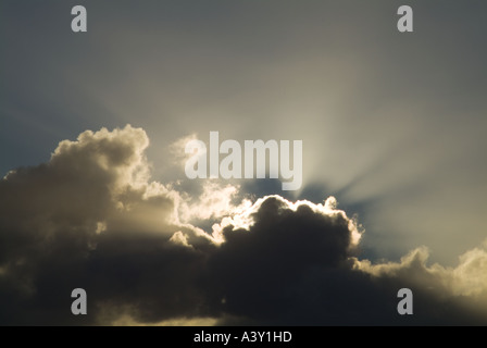 dh Sturm Wolken WOLKEN HINTERGRUND Schwarzes und graues Sonnenlicht von weißer Sonne stürmischer Himmel uk hintergrundbeleuchtete Wolke Sonnenstrahl launisch Strahlen Silberschicht Stockfoto