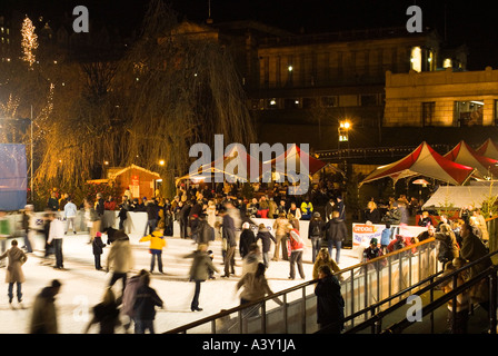 dh Princes Street Gardens PRINCES ST GARDENS EDINBURGH Winterwunderland Eisbahn Neujahrsfest weihnachten Eislaufen schottland im Freien festlich weihnachten Stockfoto