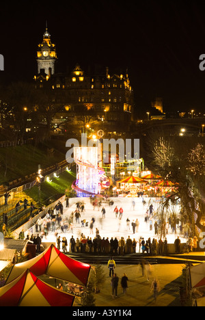 dh Street Christmas PRINCES ST GARDENS EDINBURGH Winter Wonderland Ice Eisbahn Neujahr in der Nacht Eislaufen Menschen drängen uk Outdoor Weihnachten schottland Stockfoto