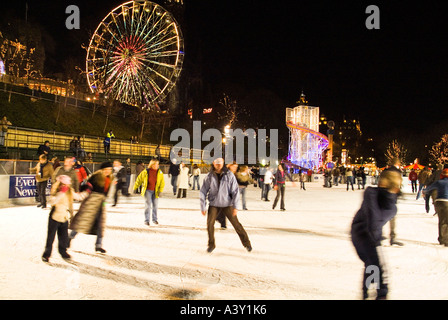 dh Street Christmas PRINCES ST GARDENS EDINBURGH SCHOTTLAND Skater auf Winter Wunderland Eisbahn Eislaufen im Freien uk People Night Eislaufen weihnachtszeit Stockfoto