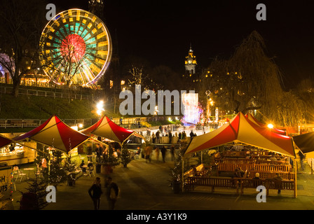 dh Scottish Winter Wonderland PRINCES ST GARDENS EDINBURGH Eisbahn Kirmes Neujahr in der Nacht weihnachten großbritannien schottland Straßenfeste Weihnachtsfest Stockfoto