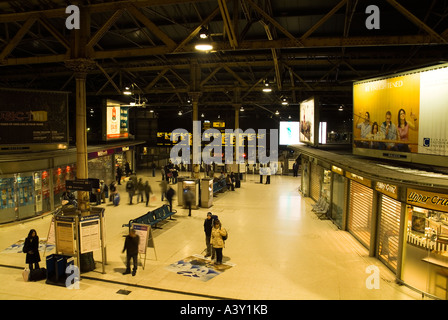 Dh Bahnhof Waverley WAVERLEY EDINBURGH Network Rail Bahnhof Geschäfte Abfahrtstafeln Kopfbahnhof Stockfoto