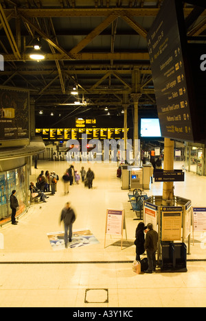 dh Waverley Bahnhof WAVERLEY EDINBURGH Network Rail train Station Abfahrt Bretter Eisenbahn Stockfoto