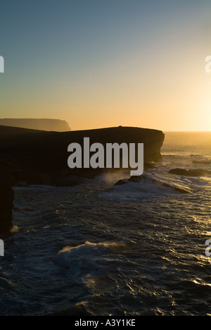 dh Brough of Bigging YESNABY ORKNEY Atlantik Klippen und stürmischer See Stockfoto