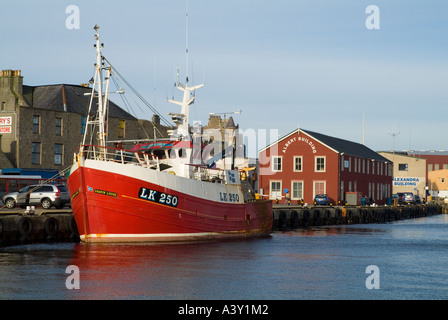 dh Lerwick Hafen LERWICK SHETLAND Lerwick Fischerboot neben Kai Albert Building schottland Pier Stockfoto