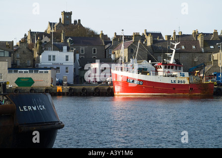 dh Lerwick Hafen LERWICK SHETLAND Lerwick Fischerboot entlang Kai Lerwick Town Hall Fischpier schottische Inselgemeinden Stockfoto