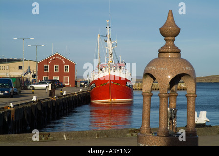 dh Lerwick Hafen LERWICK SHETLAND Memorial Trinkbrunnen Lerwick Angeln Kai Albert Bootsbau Stockfoto
