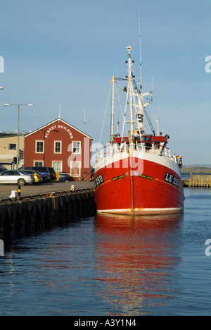 dh Lerwick Hafen LERWICK SHETLANDINSELN Lerwick Fischerboot neben Kai Albert Gebäude Stockfoto