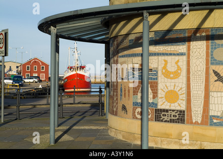 dh Lerwick LERWICK SHETLAND Mosiac Lerwick Pumping Station Victoria Hafenpier Fischerboot Albert Bau Stockfoto