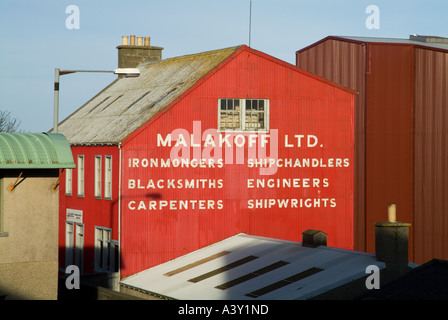dh Lerwick Hafen LERWICK SHETLAND bunte Malakoff Ltd Metallwarenhändler Shipchandlers Gebäude Stockfoto