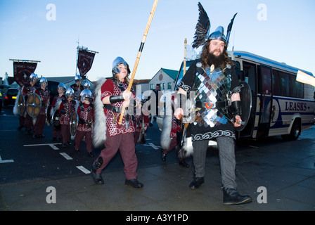 Dh-Up Helly Aa Prozession LERWICK SHETLAND Jarl Einar der Wikinger sqaud Gullberuvik führende Kader Parade Stockfoto