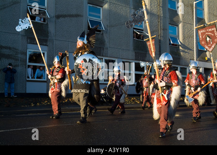 dh Up Helly Aa Prozession LERWICK SHETLAND Guizer Jarl Einar der Gullberuvik führende Sqaud durch die Straßen von Lerwick Stockfoto