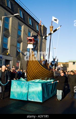 dh Up Helly Aa Prozession LERWICK SHETLAND Guizer Jarl Einar der Gullberuviks Langschiff Galeere Moogi wird vorgeführt Stockfoto