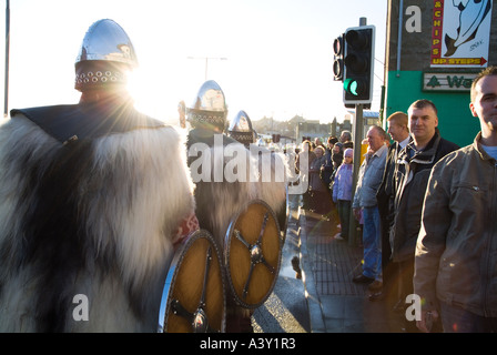 dh Up Helly Aa Prozession LERWICK SHETLAND Guizer Jarl Einar der Gullberuviks Viking Sqaud paradieren Massen beobachten Stockfoto