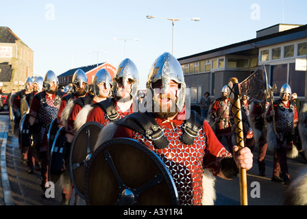 dh Up Helly Aa Prozession LERWICK SHETLAND Guizer Jarl Einar der Gullberuviks Viking Sqaud Reiterei Kader parade Stockfoto