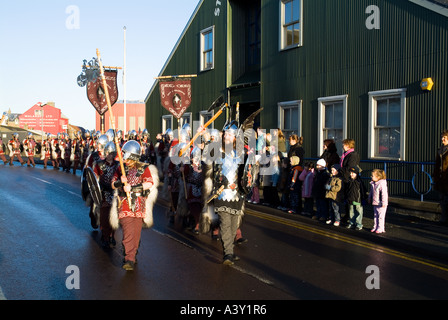 dh Up Helly Aa Prozession LERWICK SHETLAND Guizer Jarl Einar der Gullberuvik führende Sqaud Massen übergeben Stockfoto