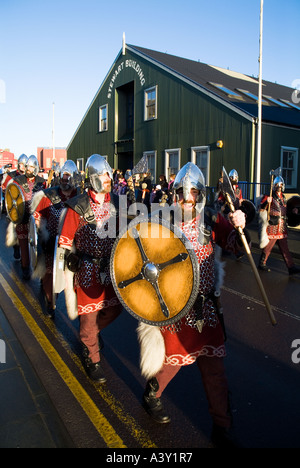 Dh-Up Helly Aa Prozession LERWICK SHETLAND Guizer Jarl Einar der Wikinger Gullberuviks sqaud Parade parade Squad Stockfoto