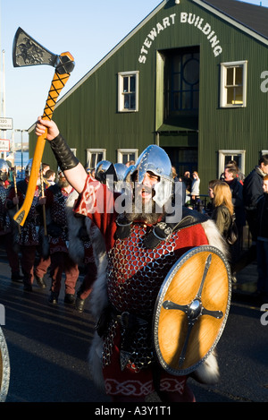 dh Up Helly Aa Prozession LERWICK SHETLAND Guizer Jarl Einar der Gullberuviks Viking jubeln mit Axt und Schild Mann Stockfoto