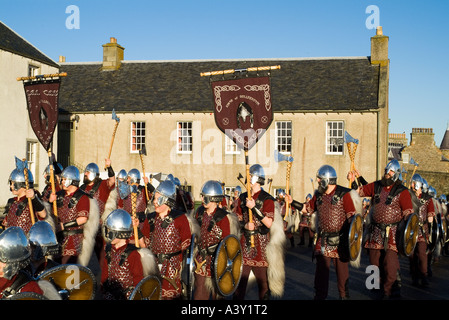 dh Up Helly Aa Prozession LERWICK SHETLAND Guizer Jarl Einar der Gullberuviks Viking paradieren bestanden Fort Charlotte Stockfoto