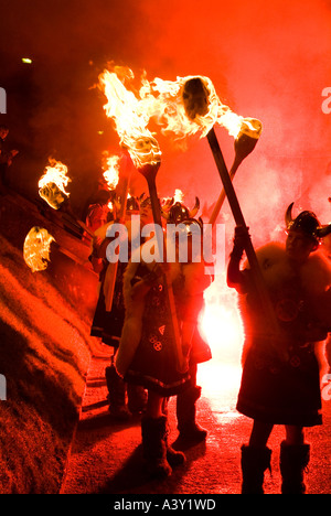 dh up Helly AA LERWICK SHETLAND Paradinglampen Junior Guizer Feuerprozession Viking Galeere brennende Kinder Fackel Kinderparade Flamme Stockfoto