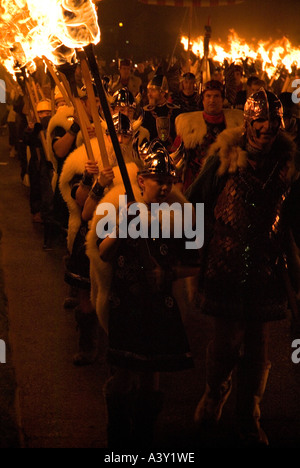 dh Junior Guizer Feuer Prozession Viking Galeere brennende Fackeln Up Helly Aa LERWICK SHETLAND paradieren Stockfoto