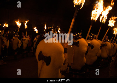 dh Junior Guizer Feuer Prozession Viking Galeere brennende Fackeln Up Helly Aa LERWICK SHETLAND paradieren Stockfoto