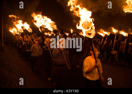 dh up Helly AA LERWICK SHETLAND Paradinglampen Junior Guizer Feuerprozession Wikinger Galeere brennende Parade Kinder Stockfoto