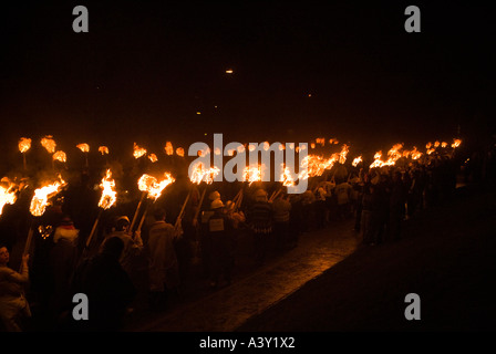 dh Junior Guizer Feuer Prozession Viking Galeere brennende Fackeln Up Helly Aa LERWICK SHETLAND paradieren Stockfoto