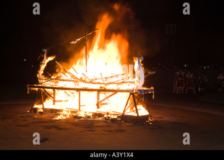 dh Up Helly Aa LERWICK SHETLAND Junior Guizer Viking Galeere Kate Feuer brennt Stockfoto