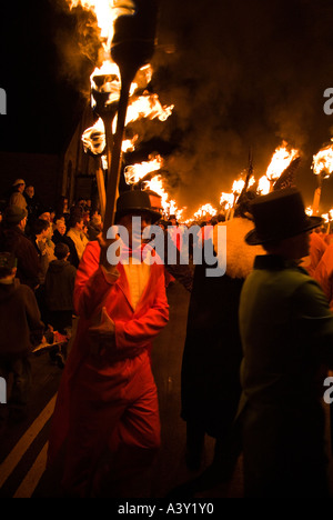 Dh-Up Helly Aa fire Prozession LERWICK SHETLAND Guizers mit Fackeln nach Viking parade Leute Festival Stockfoto