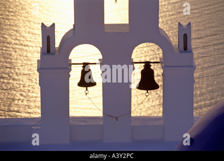 Glockenturm der Kirche im sunset Village von Firostefani Insel Santorin Inseln der Kykladen Griechenland Stockfoto