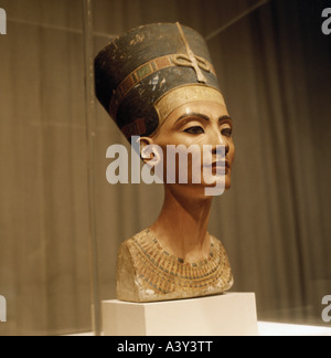 Nofretete, + nach 1354 v. Chr., 18. Dynastie, Gattin des Amenophis IV (Echnaton), Porträt, Büste, Kalkstein, lackiert, ägyptische Museum Stockfoto
