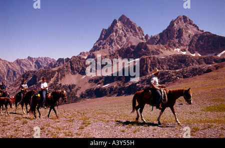 Touristen auf Pferden überqueren hohe Pass, auf der Westseite der Teton Mountains in der Targhee National Forest of Idaho Stockfoto