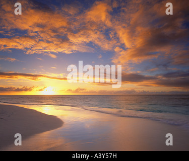 Anguilla, British West Indies: Untergehende Sonne über der Karibik Gewässer mit Reflexionen auf den Strand von niedrigeren Shoal Bay Stockfoto
