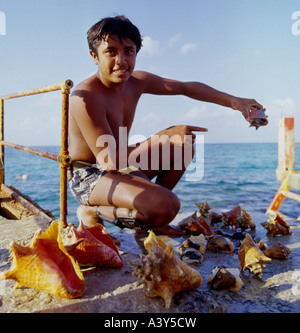 Junge mexikanische Skin Diver betont Ergebnisse von seinen Vorstoß unter dem Wasser in der Nähe von Cozumel Insel vor der Halbinsel Yucatan Stockfoto