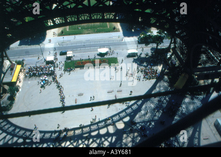 die Form der Eifel Grundlage von eine hochrangige Position im Inneren Turm Paris Frankreich Stockfoto