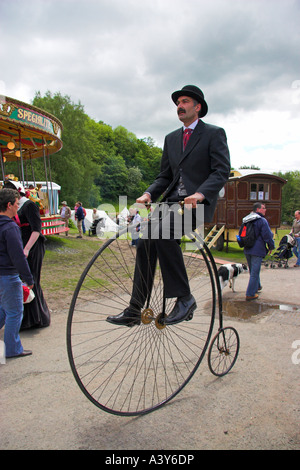 Mann auf Hochrad-Zyklus bei Blists Hill viktorianischen Stadt Museum, Ironbridge, Shropshire, England Stockfoto