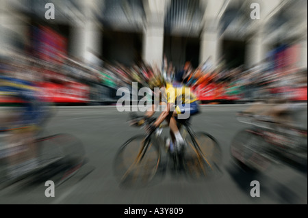 Tour de France Führer reitet Lance Armstrong trug das gelbe Trikot auf der rue de Rivoli in Paris mit US Postal Teamkollegen 2004 Stockfoto