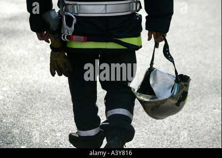 Französisch-Feuerwehrmann zu Fuß in einer Straße Stockfoto