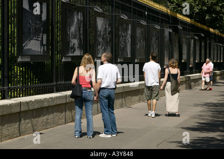 Touristen besuchen die Fotoausstellung hängen auf dem Geländer des Jardin du Luxembourg in Paris Frankreich August 2004 Stockfoto